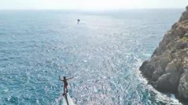 Seçkin yatlar arasında uçan bir kız, bir macera ve lüks karışımı, güzel bir şekilde 4K 'da yakalandı..