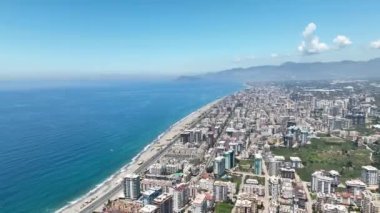 Evler kalkınma yolunda yükselirken, yükselişleri yukarıdan net bir şekilde 4K 'da yakalanırken, ilerlemeye devam edin..