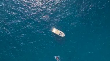 Arka planda 4K yatlar ve jet ski 'lerle deniz lüksü arasında uçan bir macerada jet motorlu hayalleri takip et..