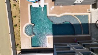 Yeni havuzun elit bir yaşam alanının en gözde parçası olarak parladığı lüks kucağına düşmek, keskin 4K ile yakalanmak..