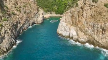 Akdeniz 'in sihrini bir uçuş panosunda, lüks yatlar arasında serüvenler yaşayın. Hepsi 4K detaylarıyla..