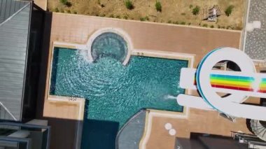 Seçkin yaşamlara yeni eklenen şık, zarif içeceklerle tecrübe, havadan 4K 'ya yakalanmış muhteşem bir havuz..