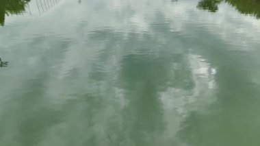 Akdeniz 'de uçan bir uçağın dansının keyfini çıkarın, yatlar ve jet skiler sahneyi canlandırıyor, canlı 4K ile..