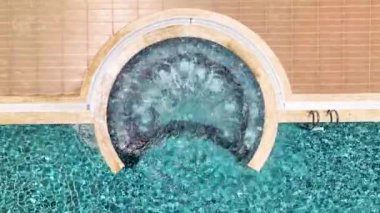 Hareket halindeki suyun zarafetine tanık olun. Yeni şık bir havuz lüks yaşamın özünü tanımlıyor. Canlı 4K ile çekiliyor..