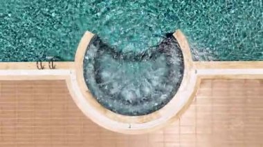 Gök mavisi bir inzivaya çekilme keşfet, en üst düzey havuz lüks bir konut kompleksi içinde, 4K içinde yüksek kalitede yaşam sağlar..