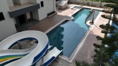 Şatafatlı bir vahaya hayret, 4K 'daki lüks bir yerleşim bölgesinde yeni bir havuz zarafeti ve karmaşıklığı yeniden tanımlıyor..