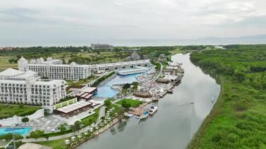 Akdeniz 'de heyecan verici uçuş sahneleri ve yat saadetiyle bir deniz sporu müsabakası keşfetmek, hepsi 4K' da..