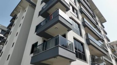 Görkemli bir konut kompleksi ve müsrif bir havuz manzarasıyla yaşayan elit tabakanın zirvesini tecrübe edin..