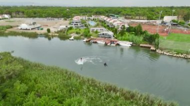 4K 'da yakalanan yatlar ve jet ski' lerle muhteşem bir uçuş deneyimi görüyorsunuz..