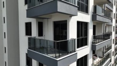 Gökyüzünden gelen mimari zarafete hayret, elit bir kompleksin sergilenmesi sakin havuz başında, el değmemiş 4K 'da yakalanmış..