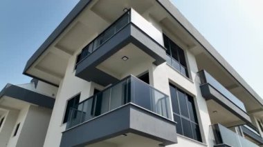 Şatafatlı bir kompleksin havadan görünüşü ve canlı 4K ile çekilmiş el değmemiş havuzu ile sükunetin içine dalın..