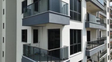 4K hava merceğiyle bir şehir vahası keşfetmek elit bir konutu göz kamaştırıcı bir havuzu ve dış görünüşüyle ön plana çıkarıyor..
