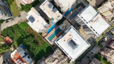 Gökyüzünde bir vaha ile perspektifinizi yükseltin, yükselen yaşam ve büyüleyici 4K 'da muhteşem bir havuz.