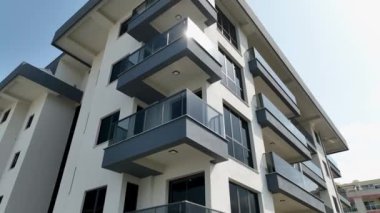 Yukarıdan zarafeti göstermek, 4K 'da görkemli bir şekilde yakalanmış şık bir havuzu olan sofistike bir kompleksi içeriyor..