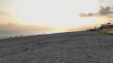 Akdeniz 'in dingin güzelliğine dal, sakin kumlarına, bir huzur cenneti, el değmemiş 4K' da ele geçir..