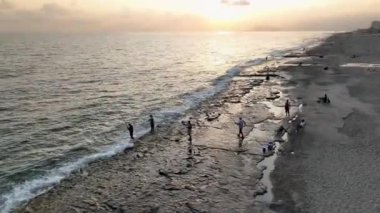 Akdeniz sahillerinin sanatını keşfedin, doğanın renkleriyle boyanmış bir kıyı tuvali, nefes kesici 4K.