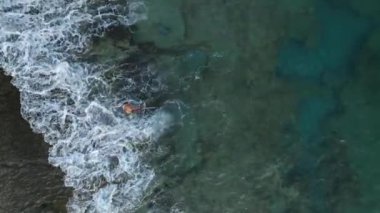 Mediterranealılar 'ın en iyi sahil cazibesini keşfedin, mavi sularıyla, yüksek kaliteli 4K ile..