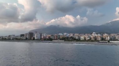 Deniz kenarındaki ahengi keşfedin. Akdeniz sahilinin zarif manzarası, büyüleyici 4K ile sunuluyor..