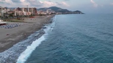 Huzurlu bir Akdeniz kıyısının fısıldayan dalgalarını dinleyin, 4K 'nın huzuruyla yakalandılar..