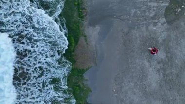 Huzurlu bir Akdeniz kıyı şeridi boyunca deniz nirvana girin, sükunetin hüküm sürdüğü, 4K 'da çekilen.