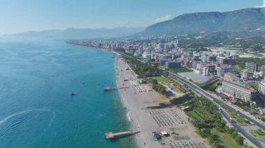 Alanya 'nın kıyı şeridi boyunca uzanan su sporlarını izleyin. Şehrin ufuk çizgisinin güzel manzarası..