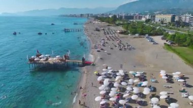 Alanya 'daki çarpıcı şehir manzaralı Akdeniz kıyı şeridi boyunca su sporlarına bakın..