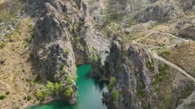 Türkiye 'nin kanyonunda yapılan kürek çekişi izleyin, grup doğayı keşfediyor ve dinleniyor.