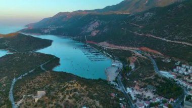 Antalya bölgesindeki güzel bir kasaba olan Ka 'daki limanı aydınlatan sabah ışığını izleyin..
