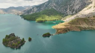 Doğal güzelliklerle dolu büyük yeşil bir kanyon boyunca kürek çekme macerasını izleyin..