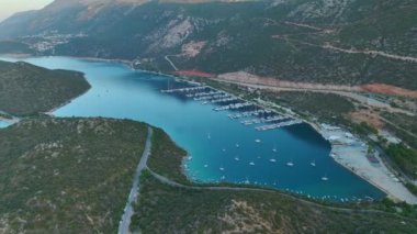 Antalya bölgesinde şafak vakti Ka kasabasının deniz kıyısının sakin güzelliğinin tadını çıkarın..