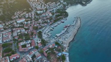 Antalya bölgesindeki Ka kasabasının manzaralı rıhtımında güneşin doğuşunu izleyin..