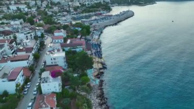 Ka kasabası, Antalya 'daki güzel rıhtımın üzerindeki huzurlu şafağı izle..