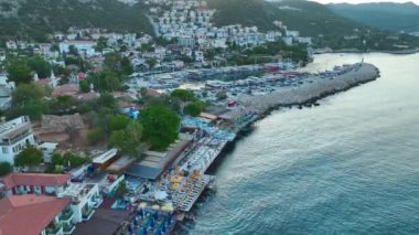 Antalya bölgesinde gün doğumunda çekilen Ka kasabasının sessiz rıhtımına bakın..