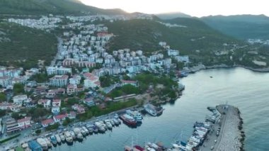 Antalya 'daki Ka kasabasının sakin rıhtımına bakın. Şafak vakti muhteşem bir manzarayla çekiliyor..