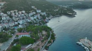 Antalya bölgesindeki Ka kasabasının sessiz güzelliğine bakın. Şafak vakti muhteşem deniz manzarası ile çekildi..