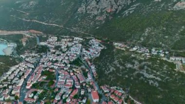 Şafak vakti Antalya bölgesinde çekilen Ka kasabasının liman manzarasına bakın..