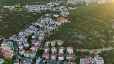 Antalya bölgesindeki Ka kasabasının güzel rıhtımında sakin bir güneşin doğuşunu izleyin..