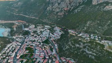 Antalya 'da gün doğumunda çekilen Ka kasabasının rıhtımının huzurlu güzelliğinin tadını çıkarın..