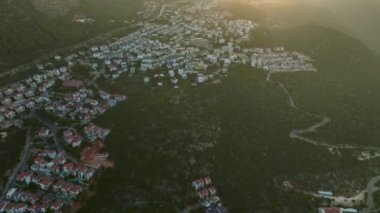 Şafakta Antalya 'da çekilen Ka kasabasının rıhtımının sessiz güzelliğinin tadını çıkarın..