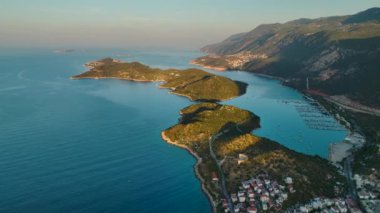 Şafak vakti Antalya bölgesinde çekilen Ka kasabasının rıhtımının huzurlu güzelliğine bakın..