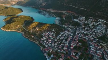 Antalya 'daki Ka kasabasındaki güzel rıhtımın üzerindeki huzurlu şafağa bakın..