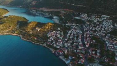 Antalya bölgesinde şafak vakti parlayan Ka kasabasındaki huzurlu rıhtımı izle..