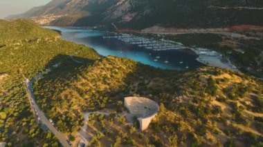 Antalya 'da bulunan Ka kasabasının rıhtımında güneşin doğuşunun tadını çıkar..
