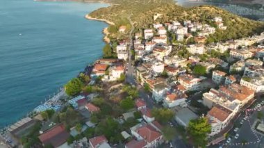 Antalya bölgesinde pahalı yatlarla dolu Ka kasabasının büyük marinasının keyfini çıkarın..