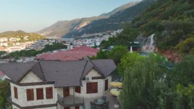 Güzel lüks yatlarla dolu Ka kasabasının marinasının çarpıcı manzarasının tadını çıkarın..