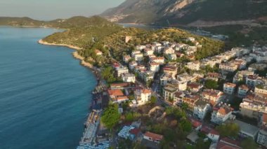 Ka kasabasındaki marinayı izle, lüks yatlarla dolu, manzaralı Akdeniz manzaralı..