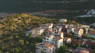 Antalya bölgesindeki lüks yatlarla dolu Ka kasabasının marinasının nefes kesici manzarasının tadını çıkarın..