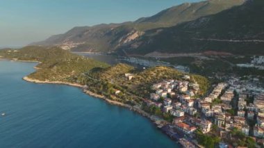 Antalya bölgesinde pahalı yatlarla dolu Ka kasabasındaki güzel marinayı görün..