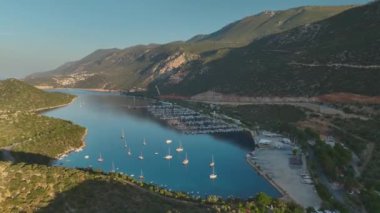 Güzel Antalya bölgesinde pahalı yatlarla dolu Ka kasabasındaki büyük marinanın tadını çıkarın..