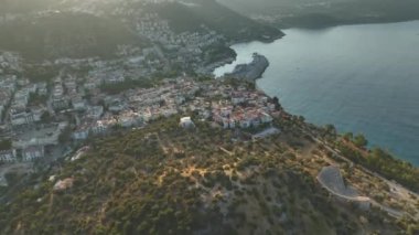 Lüks yatların güzel Akdeniz boyunca demirlediği Ka kasabasındaki marinayı izleyin..